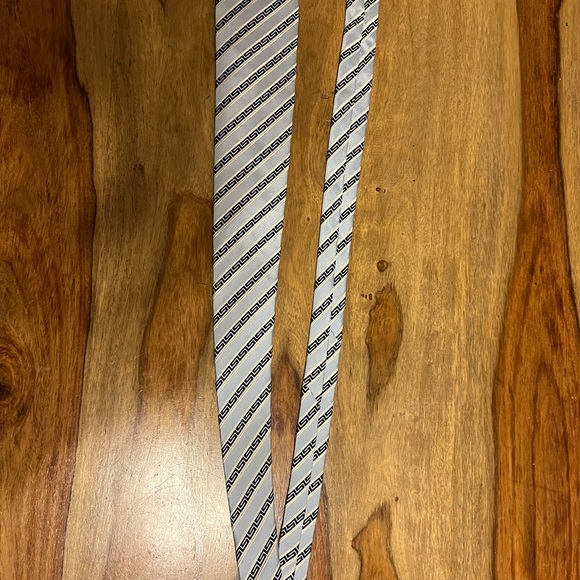 Authentic Versace tie used once in like new condition - Picture 5 of 6
